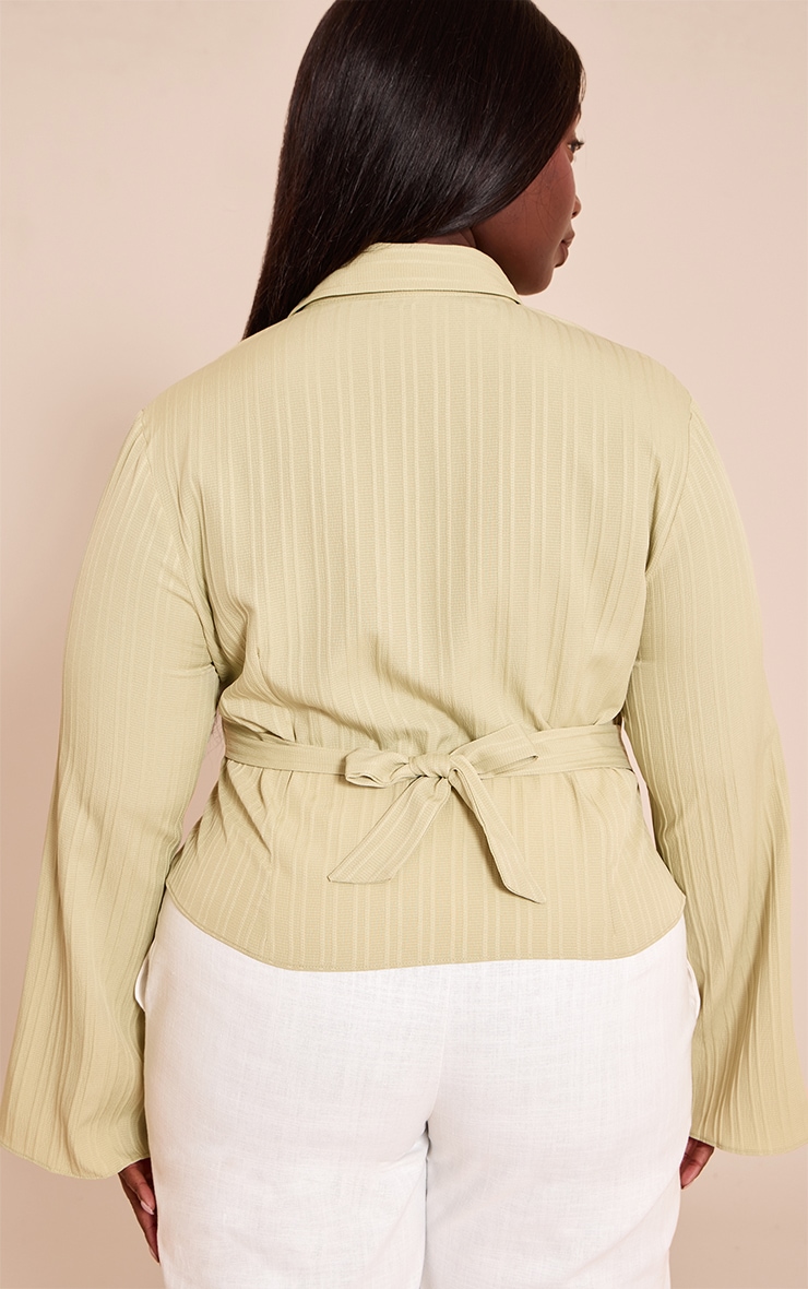 Plus Chemise satinée texturée vert sauge nouée derrière image 2