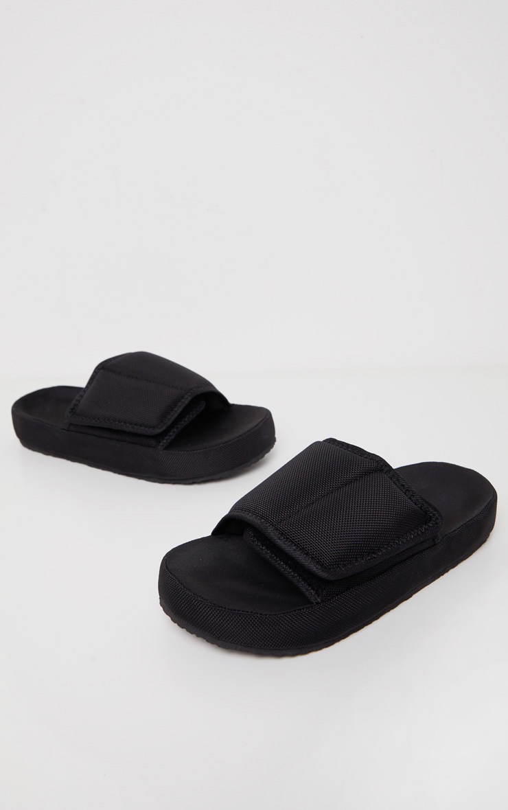 Claquettes matelassées noires