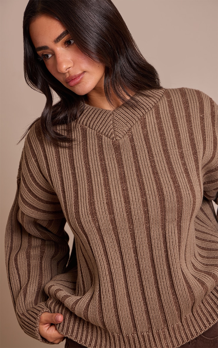 Petite Pull en maille tricot épaisse côtelée vert olive à col en V image 4