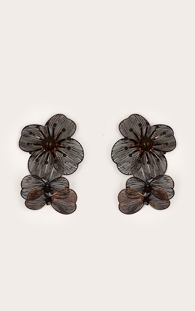 Boucles d'oreilles statement noires ornées de fleurs pendantes image 2