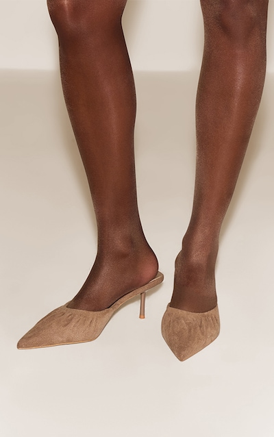 Mules style escarpins en suédine taupe froncées à petit talon