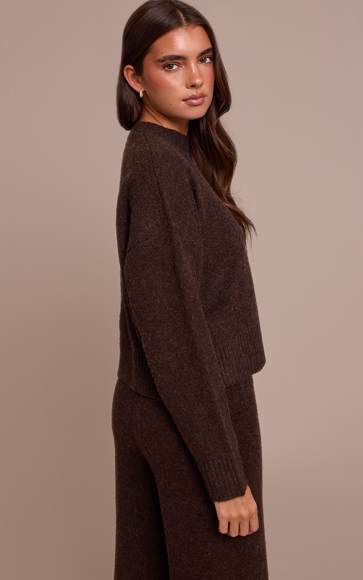 Pull court en maille tricot chocolat chiné à col ras image 2