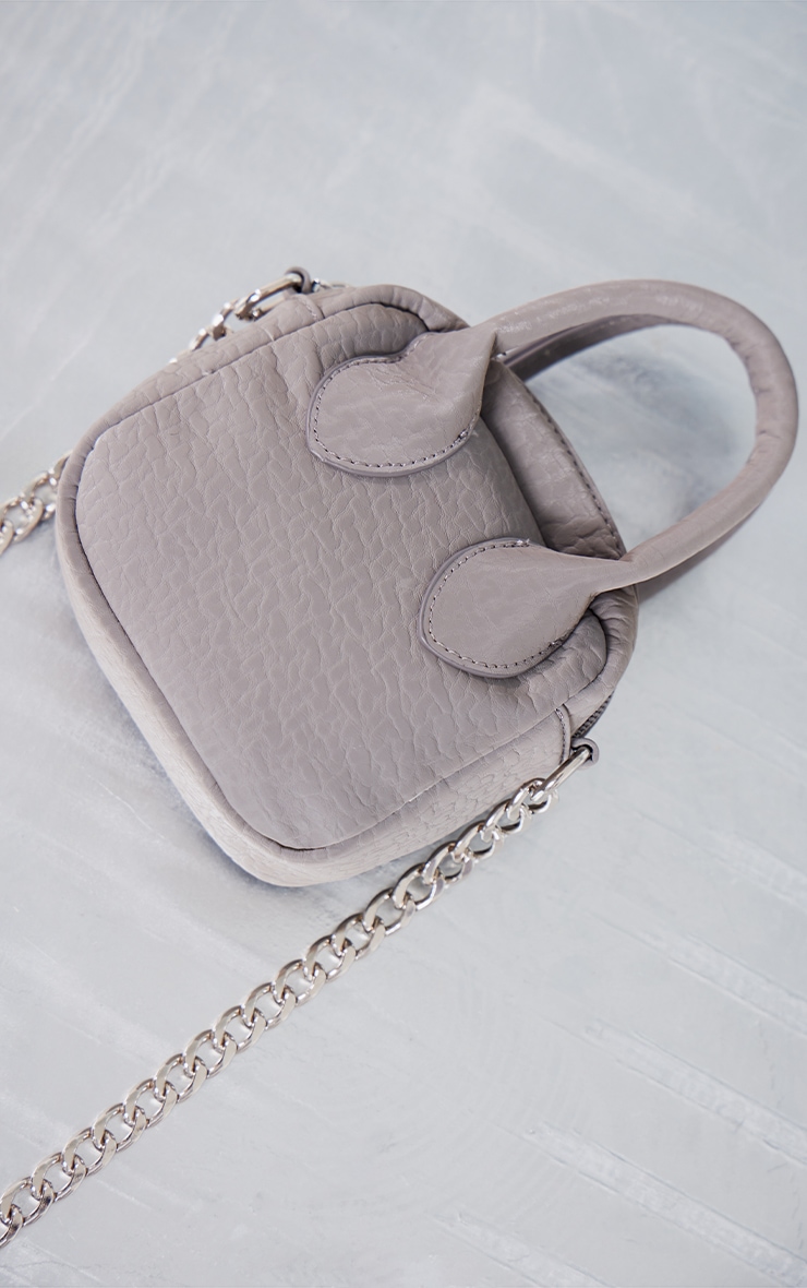 Mini-sac à bandoulière texturé gris à détail chaîne image 4