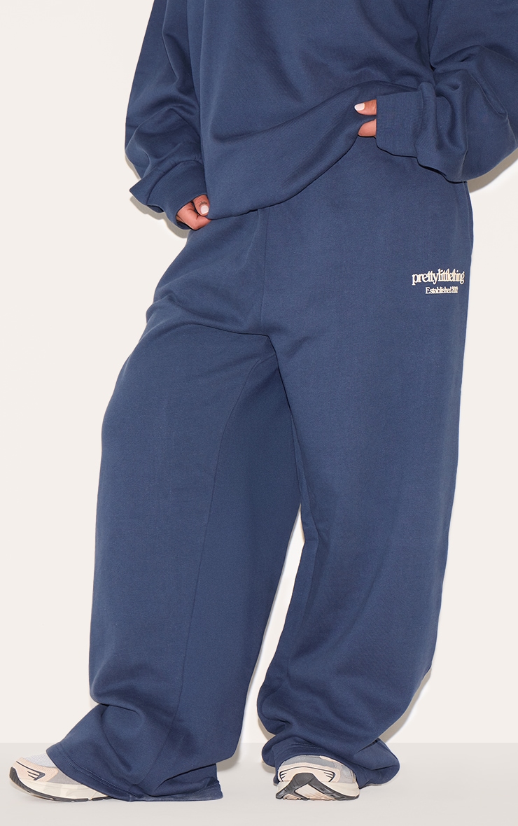 PRETTYLITTLETHING Plus Jogging droit bleu marine imprimé image 2