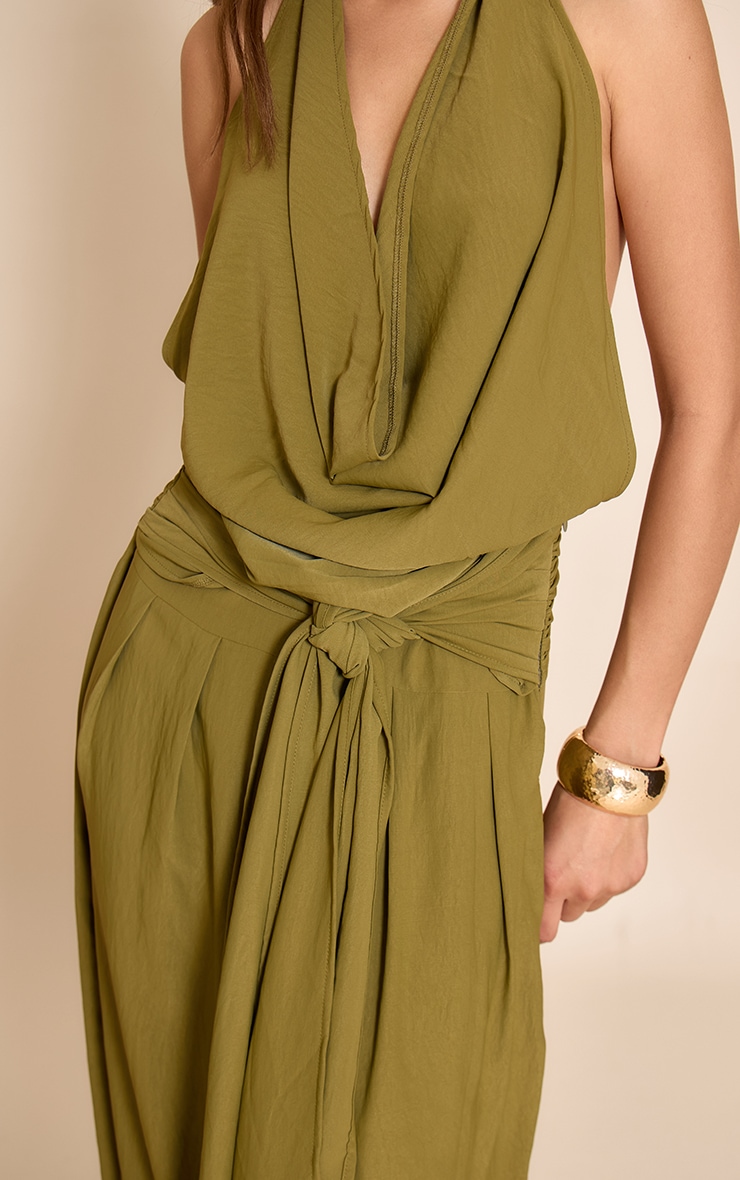 Robe longue fluide tissée vert olive à col bénitier et dos échancré image 4