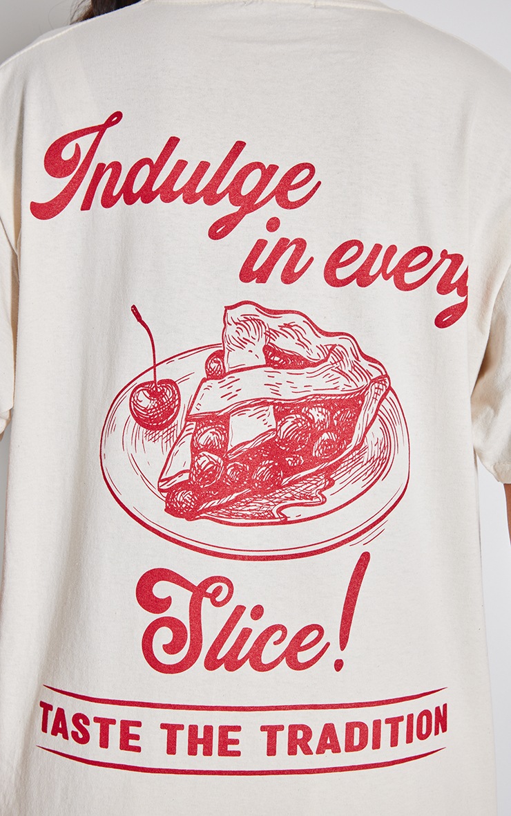 T-shirt oversize blanc cassé à manches courtes et graphique tarte image 4