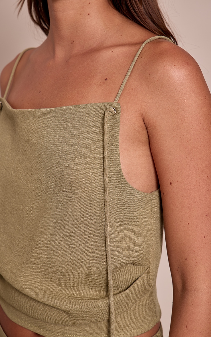 Top texturé vert sauge à bretelles drapées image 4