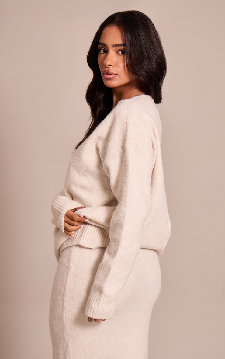 Petite Pull en maille tricot crème à col en V image 2