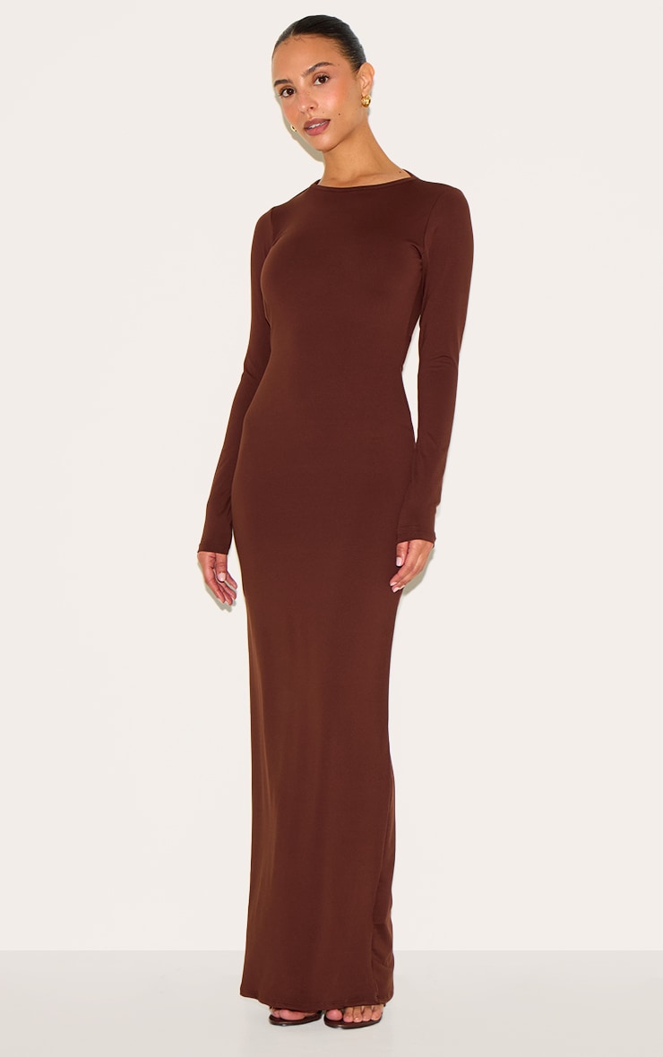 Petite Robe longue moulante chocolat à dos ouvert asymétrique image 3