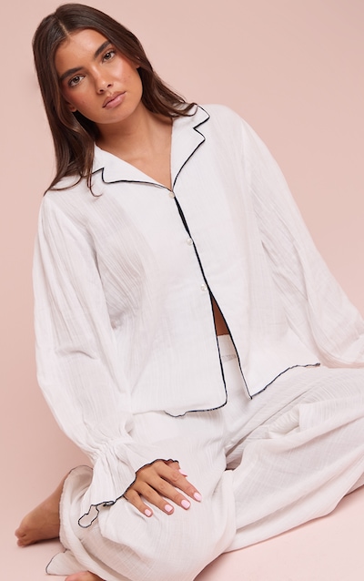 Pyjama large avec manches volantées et passepoil contrastant