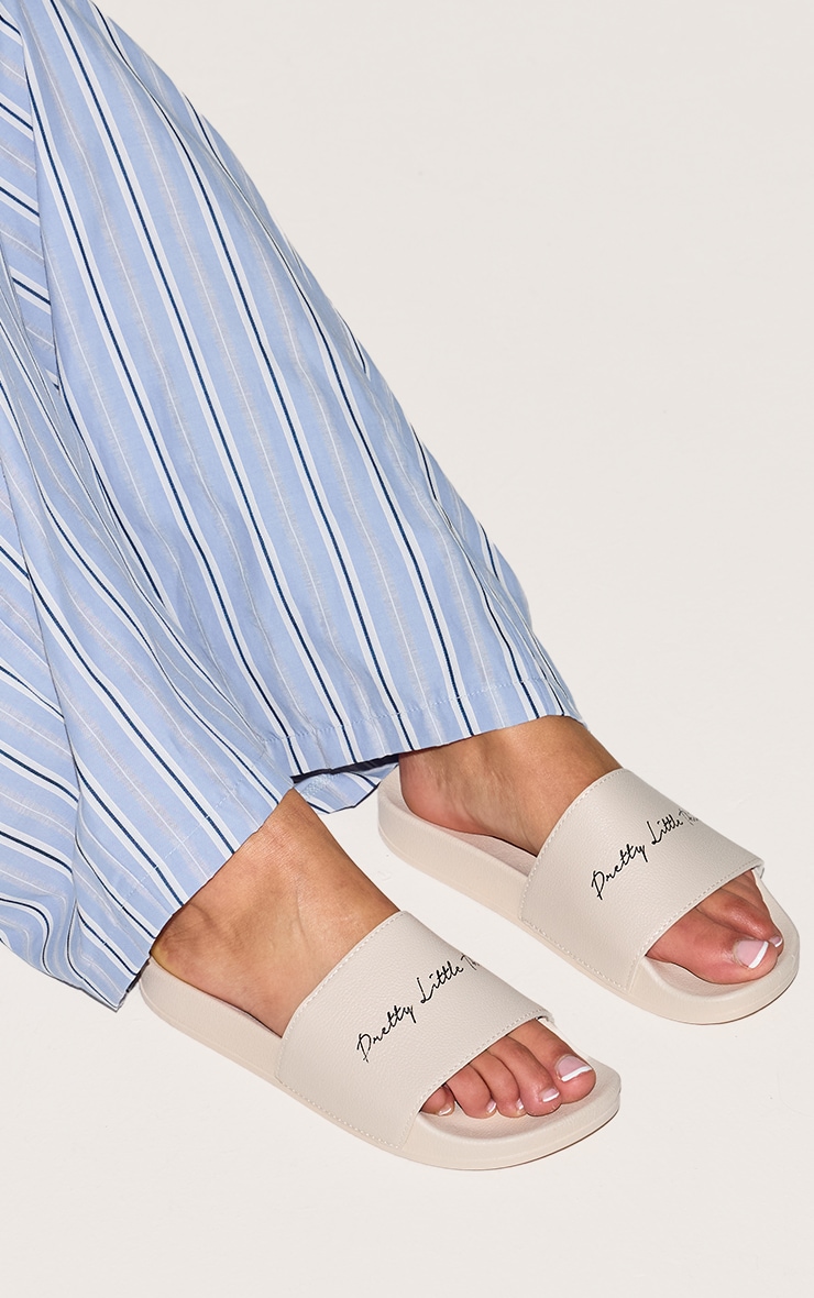 PRETTYLITTLETHING Beige Slogan Sliders image 5