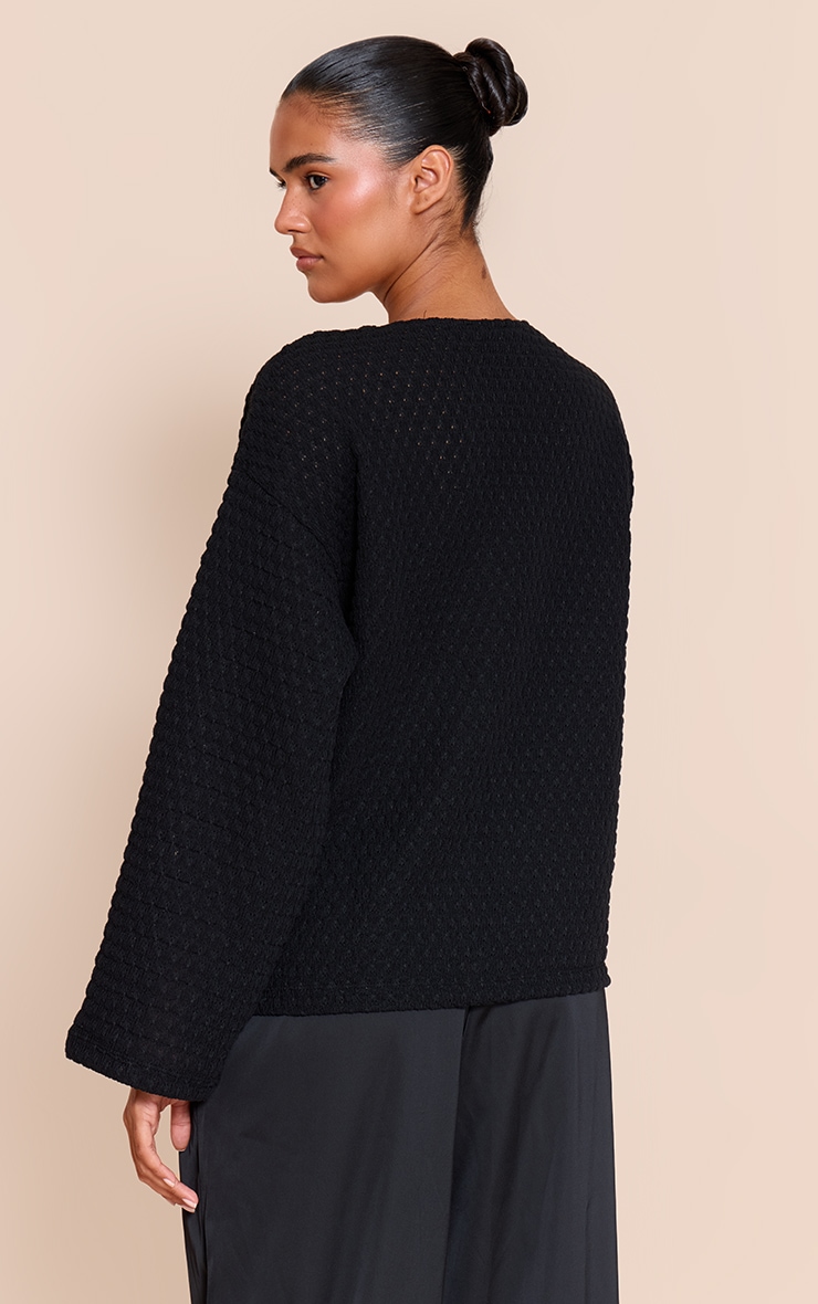 Top oversize texturé noir à manches longues et empiècement image 2