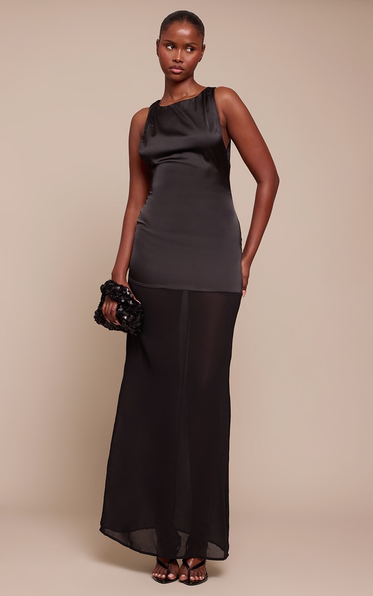 Robe mi-longue noire en matière satinée à col bateau avec détail en mousseline de soie.