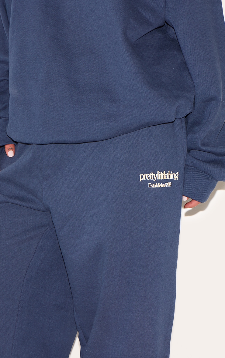 PRETTYLITTLETHING Plus Jogging droit bleu marine imprimé image 4