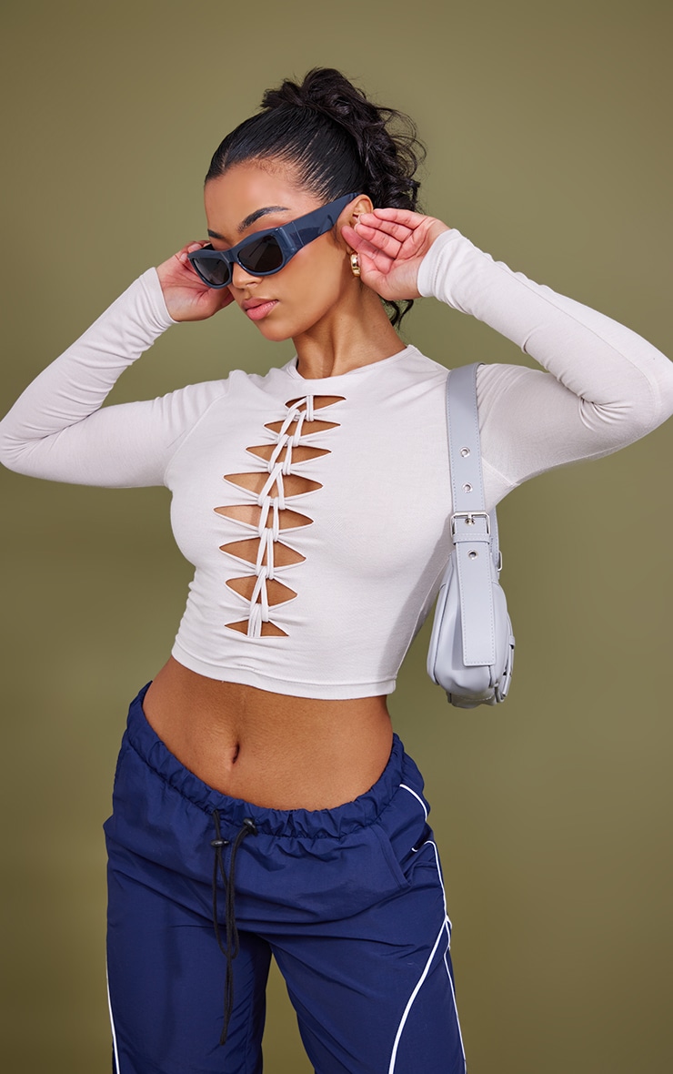 Crop top en jersey gris pierre à découpes et nœuds devant 1