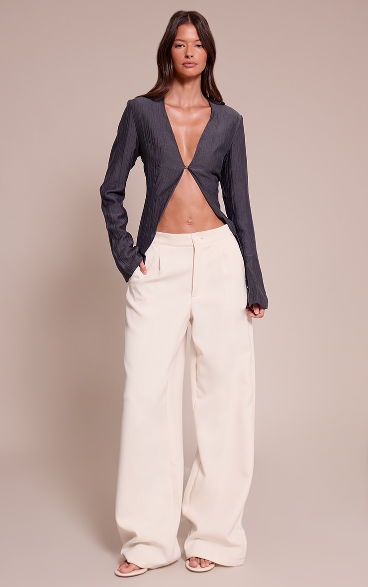 Chemise texturée bleu marine à agrafe et oeillet et manches évasées image 3