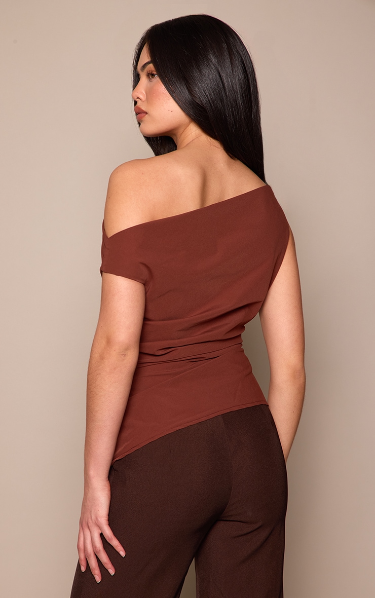 Top drapé chocolat à col asymétrique image 2