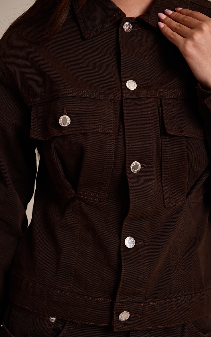 Veste en jean chocolat foncé à dos cintré et plissures image 4