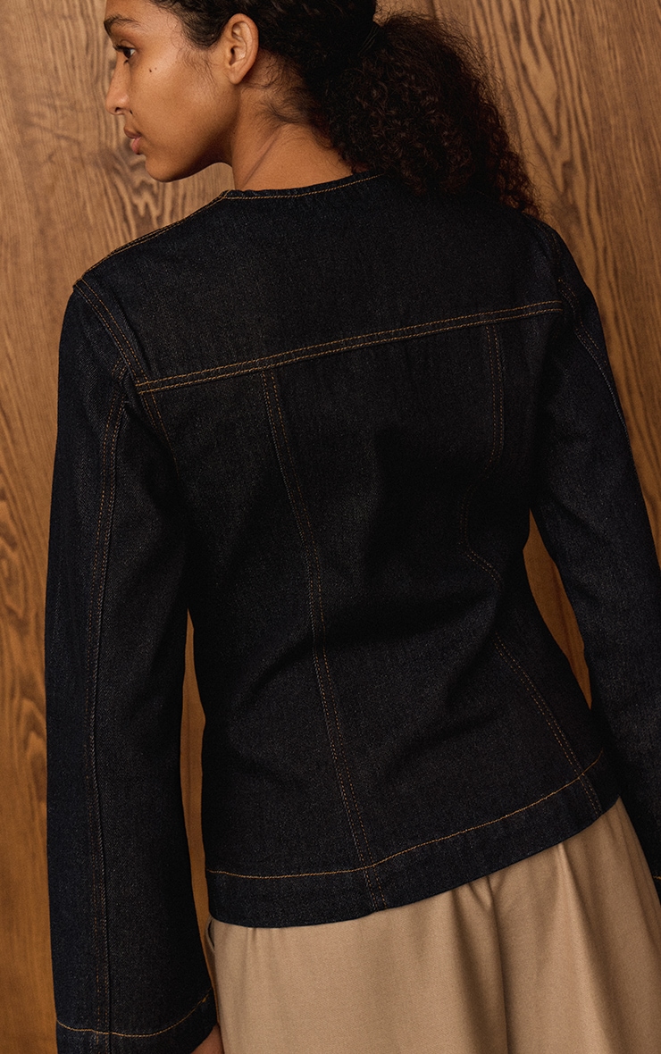 Veste cintrée en jean indigo foncé délavé à coutures structurantes et manches longues image 2
