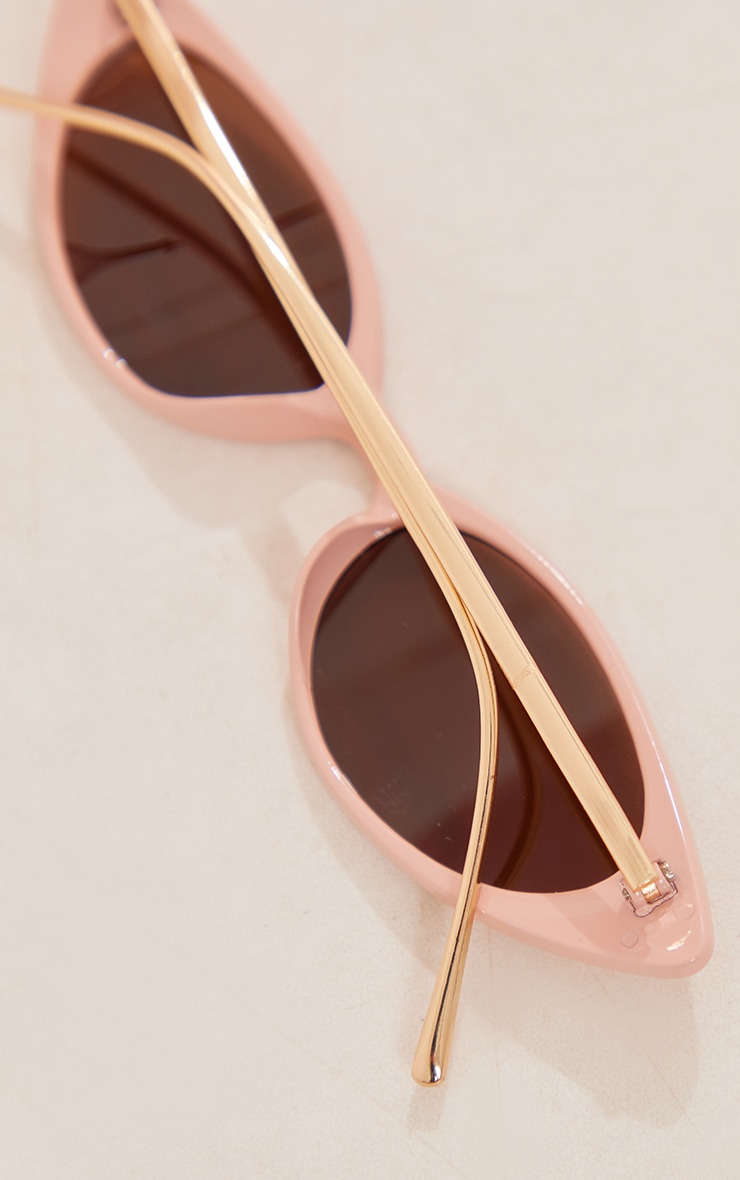 Lunettes de soleil style oeil de chat à monture fine nude et branches en métal image 3