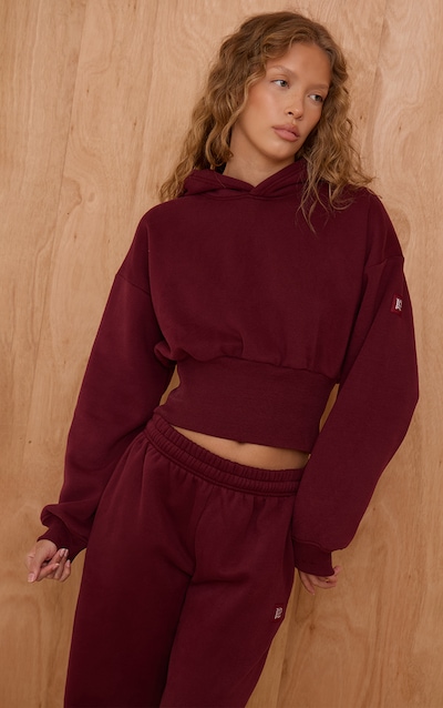 Hoodie court rouge vin à étiquette PLT et taille cintrée