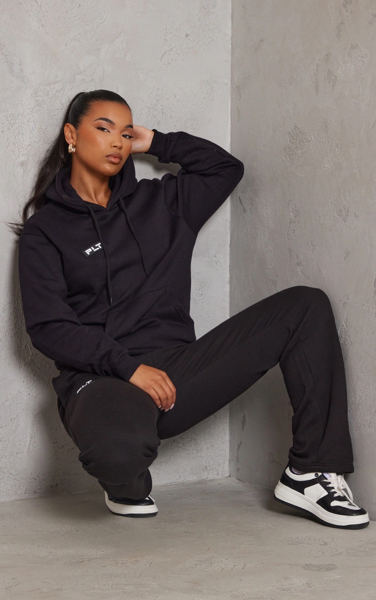 PRETTYLITTLETHING Hoodie oversize noir à badge logo image 3