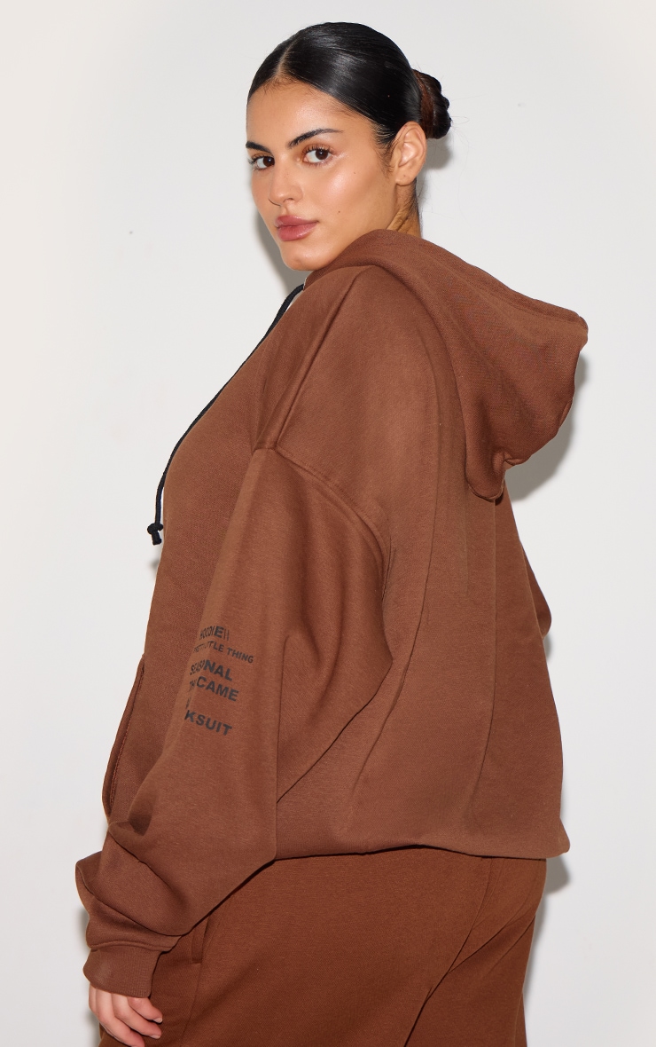 PRETTYLITTLETHING Plus Hoodie oversize chocolat à slogan imprimé image 2