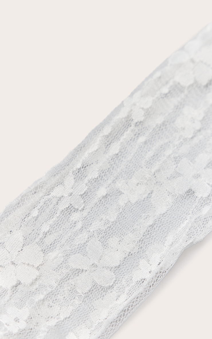 Chaussettes hautes en mesh crème et détails à dentelle fleurie image 3