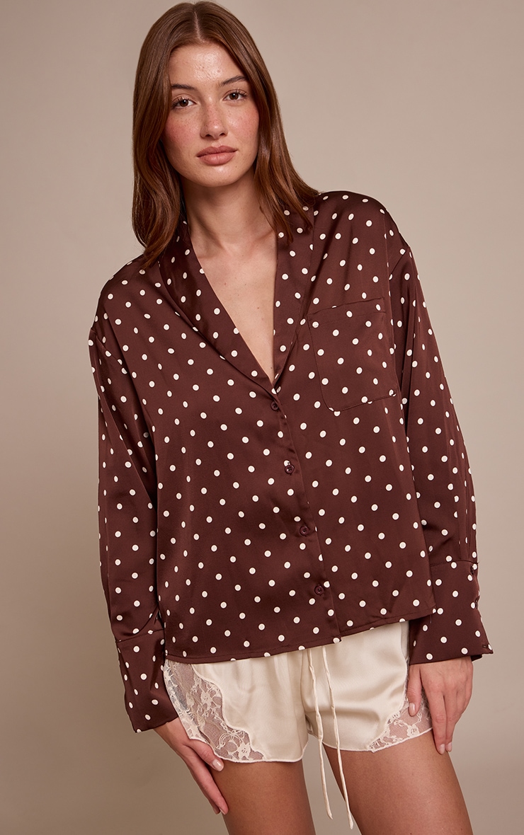 Chemise satinée chocolat à pois et manches longues image 1
