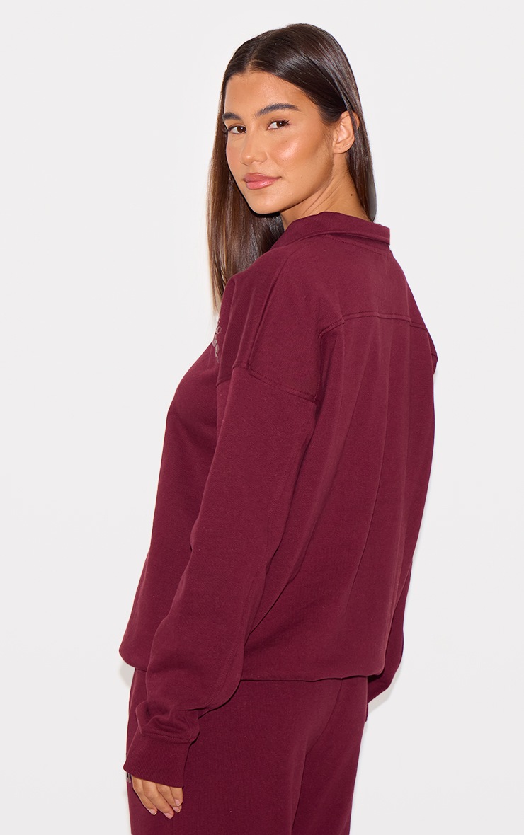 PRETTYLITTLETHING Sweat deluxe bordeaux imprimé "Studio Archives" à col replié image 2