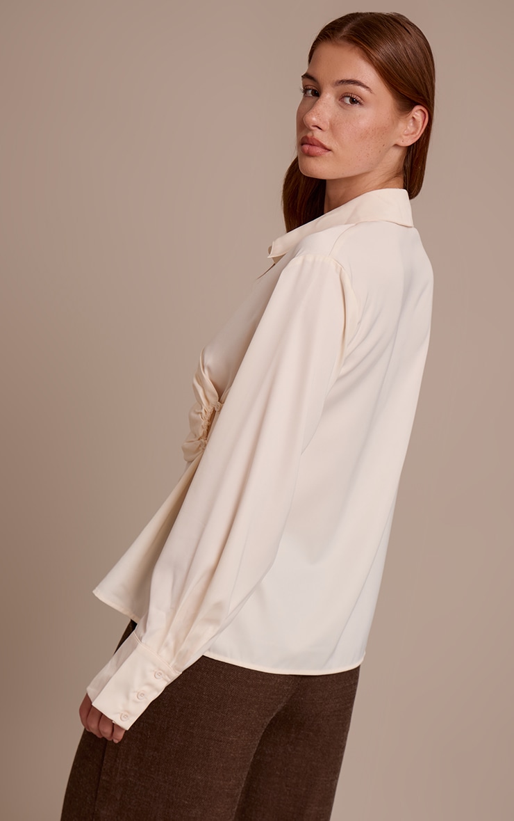 Chemise cache-coeur satinée crème à manches longues image 2