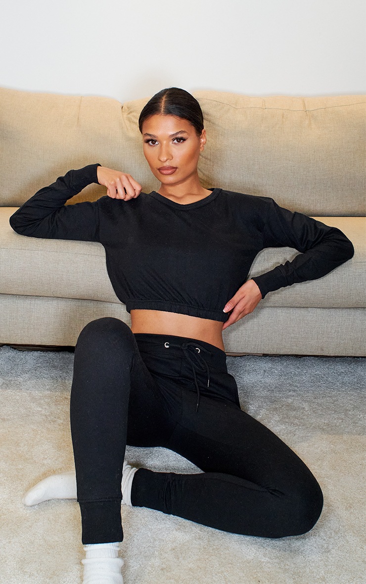 Ensemble noir avec jogging et sweat court à élastique et manches longues