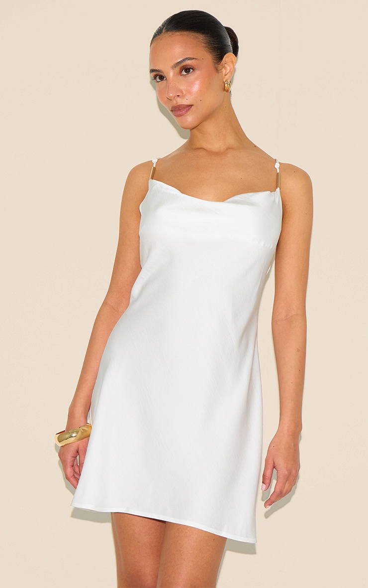 Petite Mini robe satinée blanche à empiècements et col bénitier image 1
