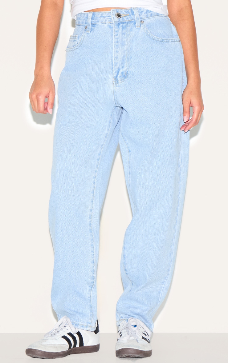 PRETTYLITTLETHING Petite Jean mom bleu clair à taille haute image 2