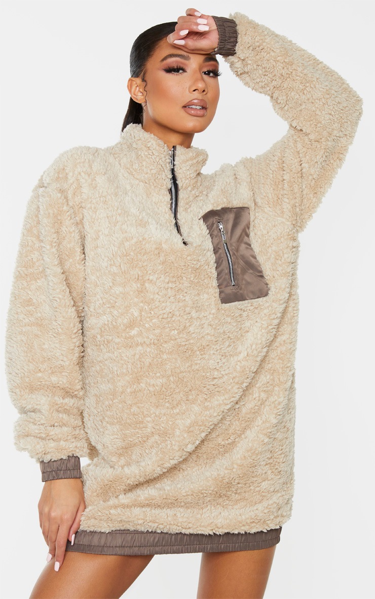 Robe pull en faux mouton gris pierre à col montant et poche