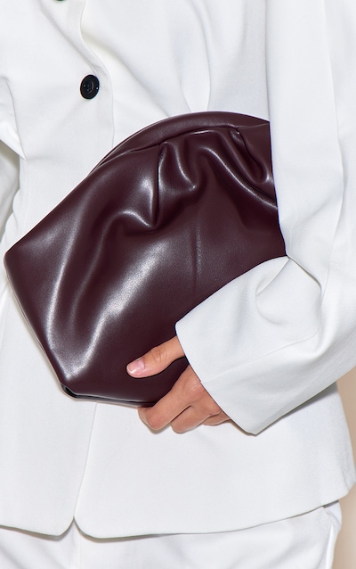 Pochette en PU verni chocolat à anse rigide