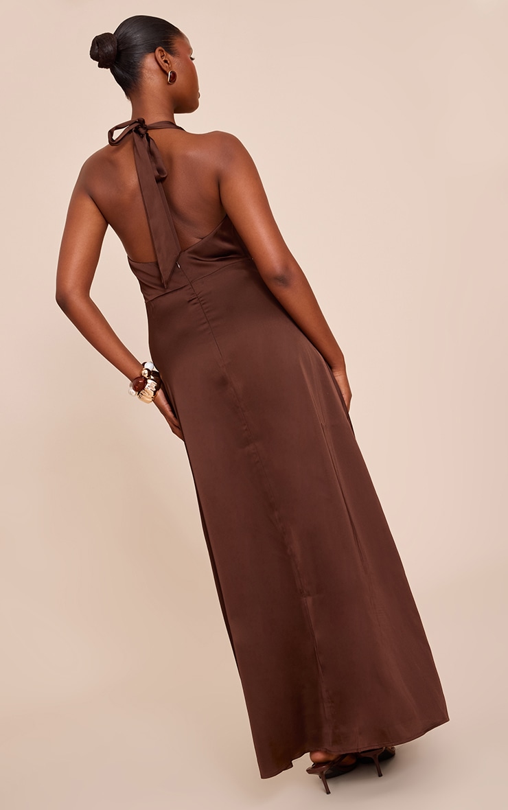 Robe longue satinée chocolat à col en V image 2