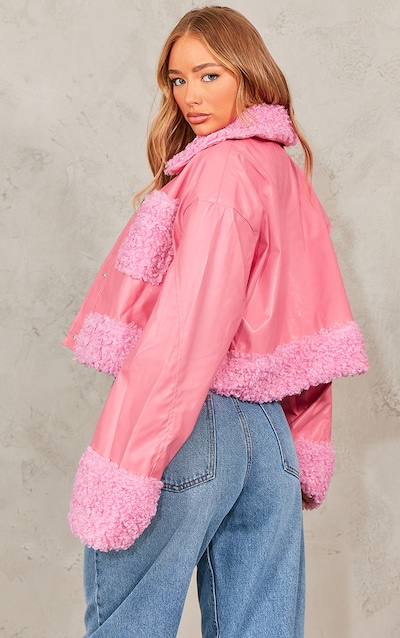 Manteau court rose à poches en imitation mouton devant