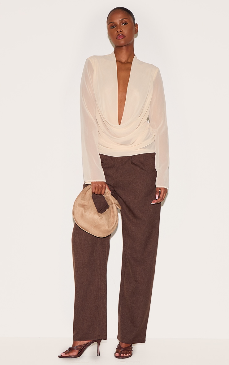 Blouse en mousseline de soie amande transparente à col bénitier et manches longues image 3