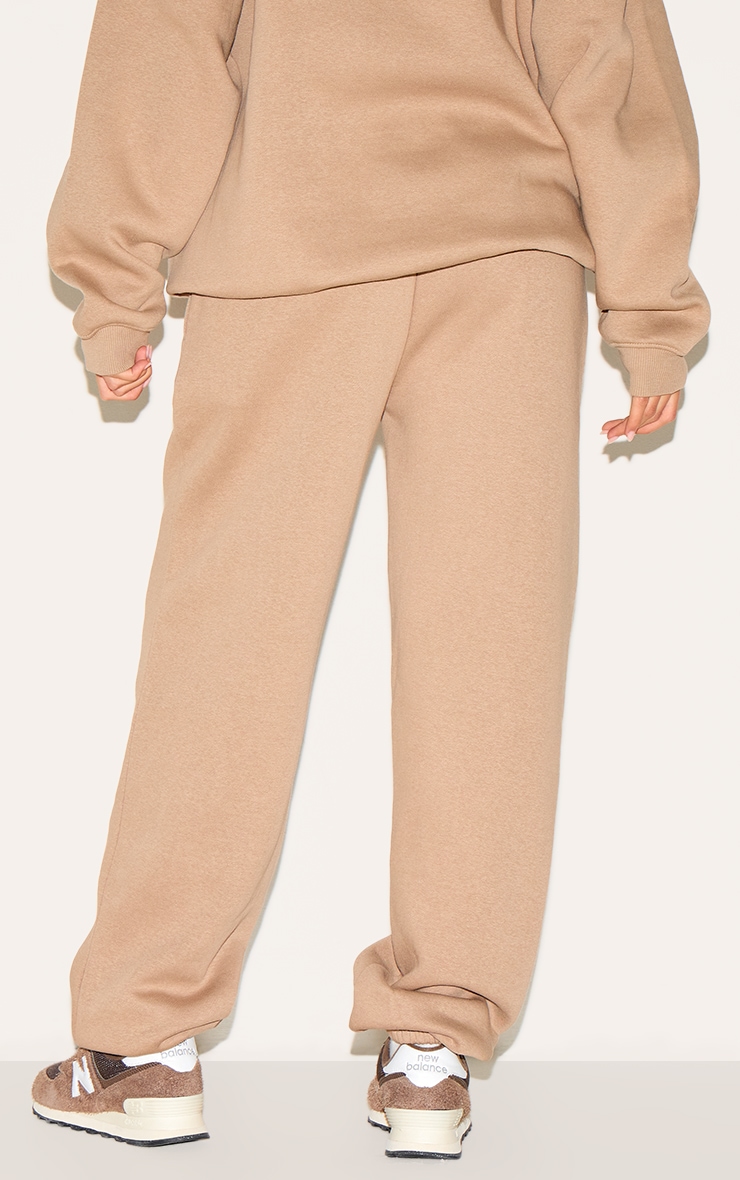 PRETTYLITTLETHING Jogging café au lait à bas resserré et slogan Est 2012 image 3