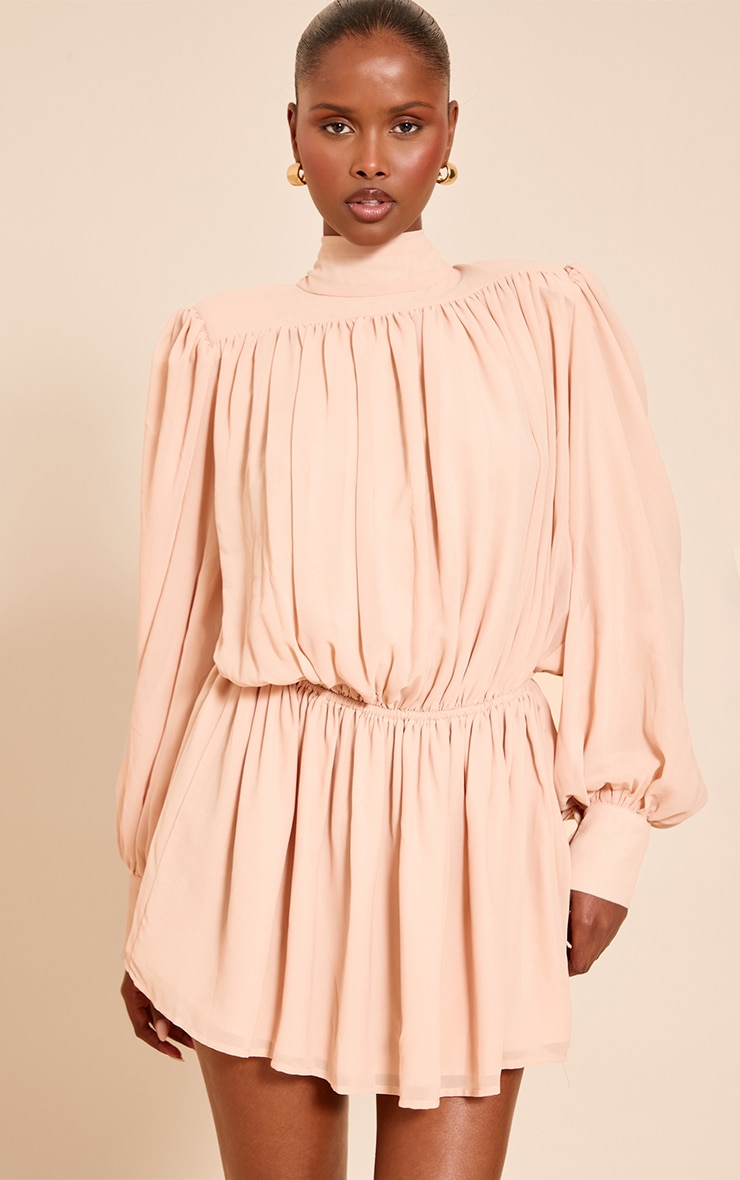 Robe droite structurée en mousseline de soie rose pâle à manches longues image 1