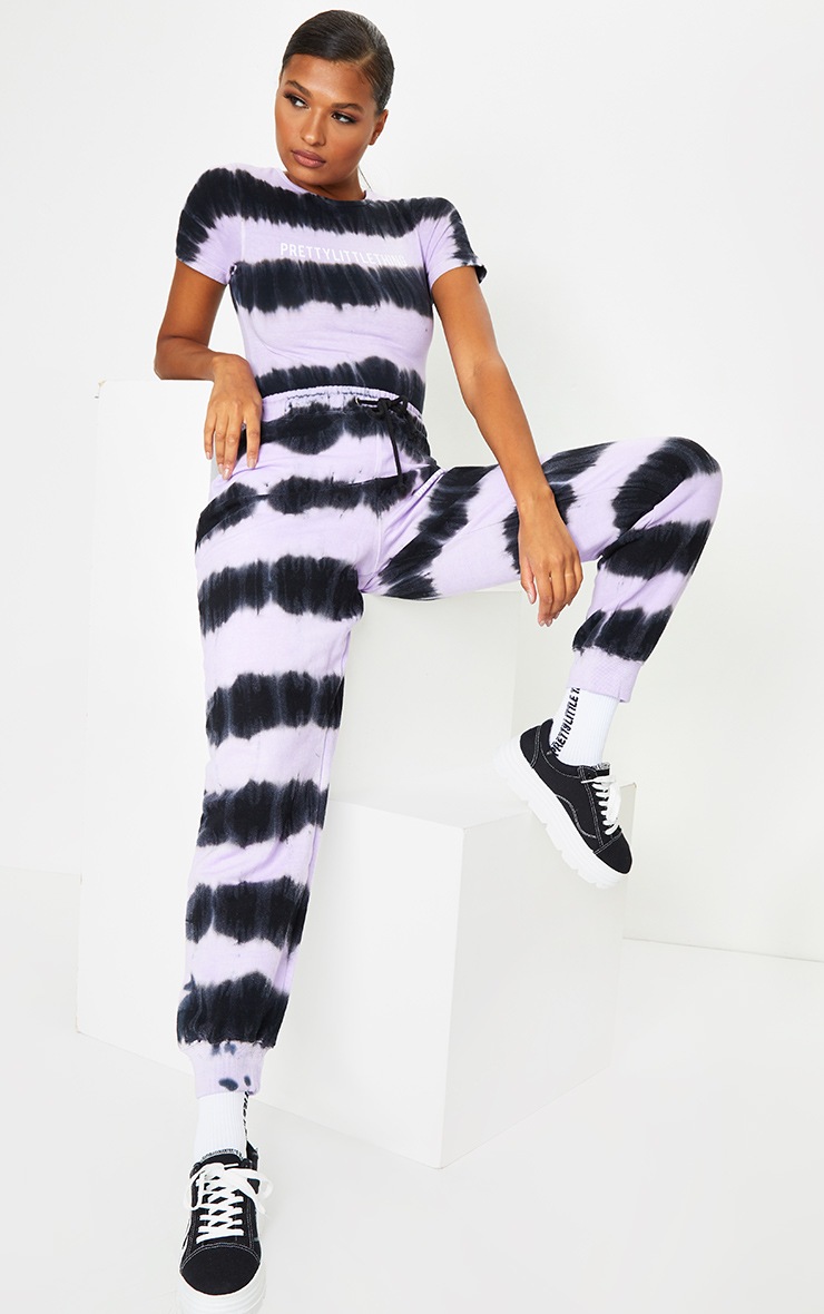 PRETTYLITTLETHING - Jogging violet délavé imprimé tie & dye
