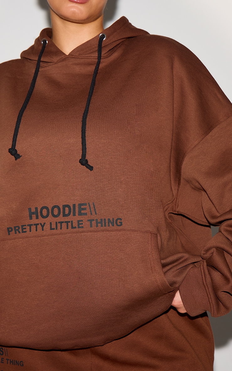 PRETTYLITTLETHING Plus Hoodie oversize chocolat à slogan imprimé image 4