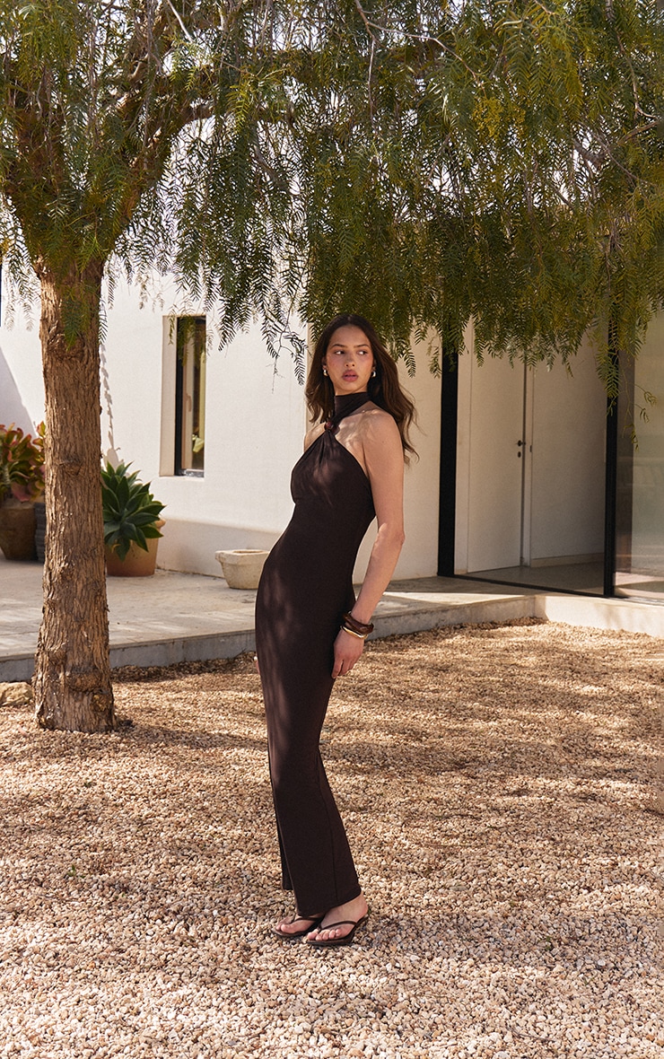 Robe longue moulante chocolat foncé à dos nu et perle image 4