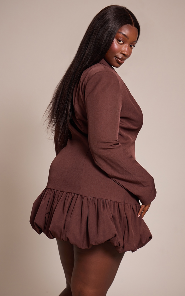 Robe-blazer chocolat grande taille à décolleté plongeant et ourlet bouffant image 2