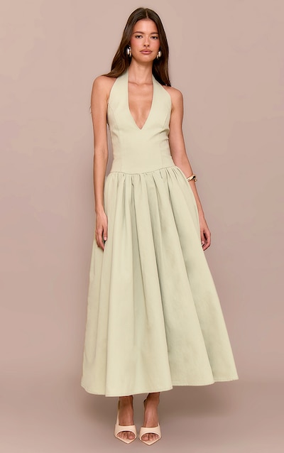 Robe longue vert sauge froncée à dos nu et détail noué