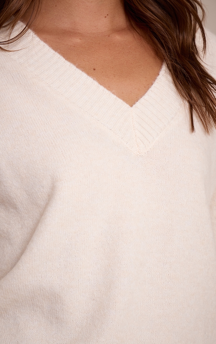 Pull en maille tricot crème à col en V image 4