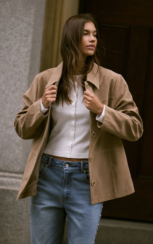 Veste en suédine sable à détails boutonnés