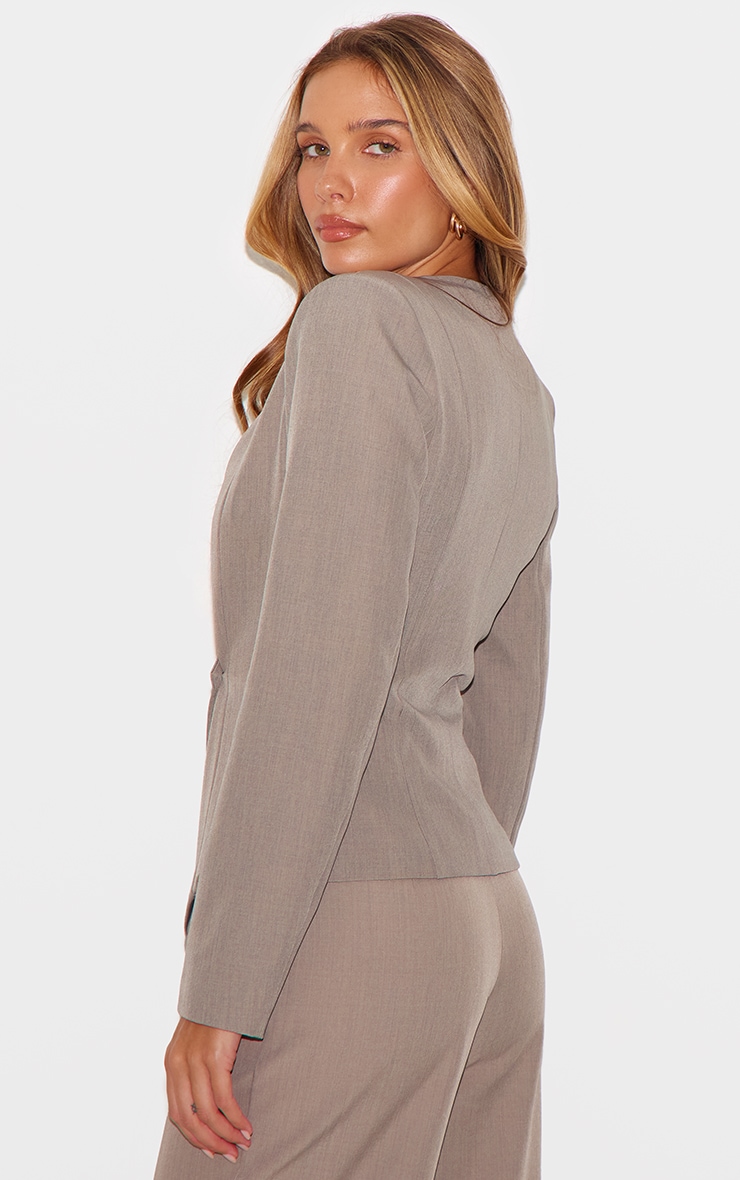 Blazer de tailleur cintré tissé argile à détail asymétrique image 2