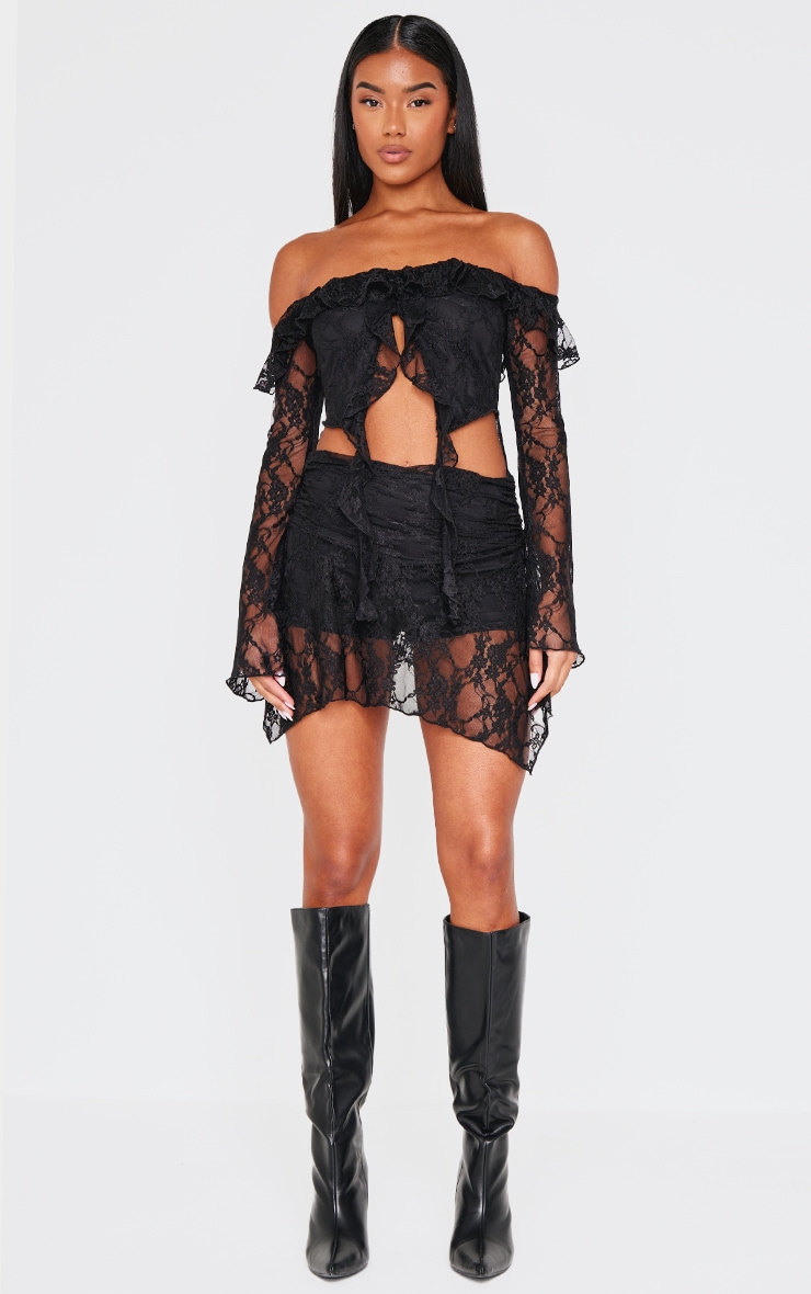 Combishort en dentelle noire découpé à col bardot et détails volantés image 3